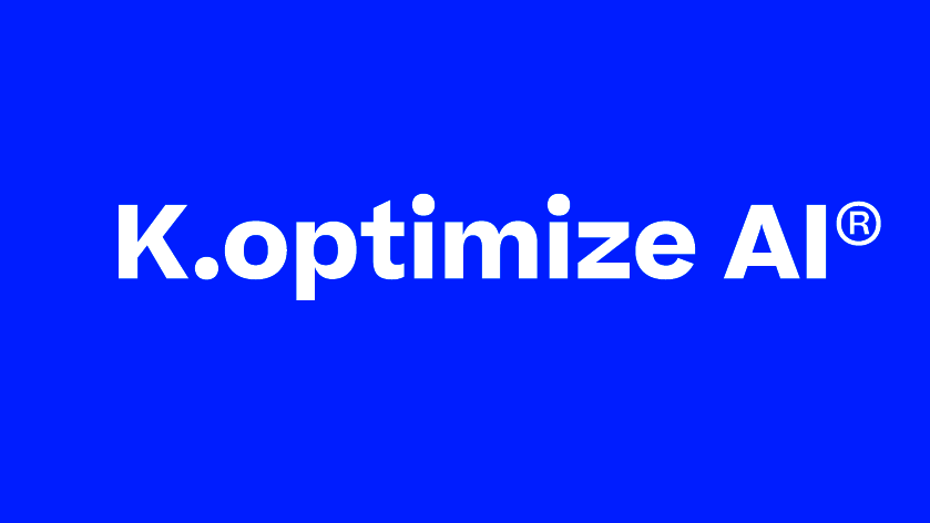 Blauer Hintergrund mit weißer Schrift: K.optimize AI.