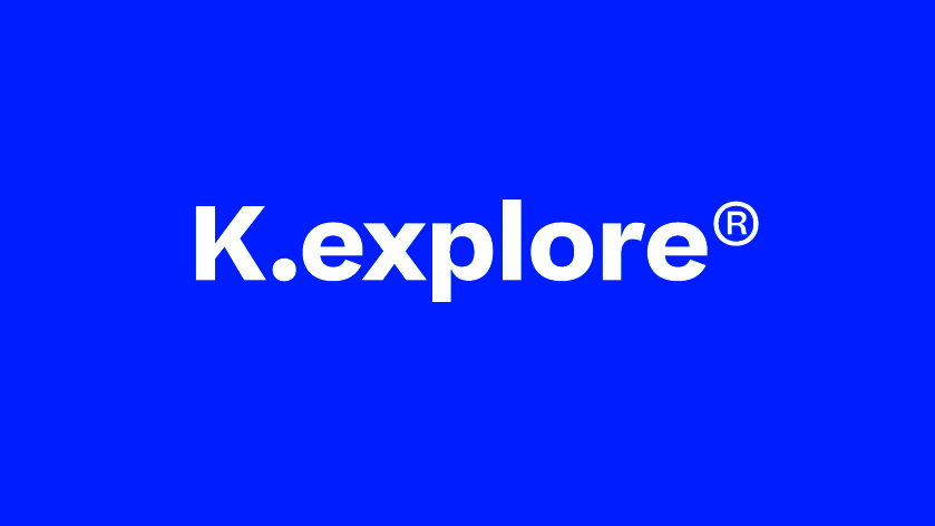 Blauer Hintergrund mit weißer Schrift: K.explore.