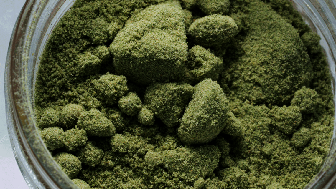 Nahaufnahme von Dry Sift Hash oder Kief, gewonnen aus Cannabisblüten
