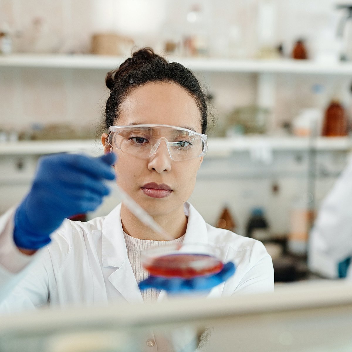 Körber Aromen und Casings - Women in a lab creating aroma