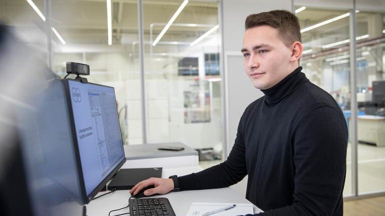 Student der Wirtschaftsinformatik arbeitet am Computer