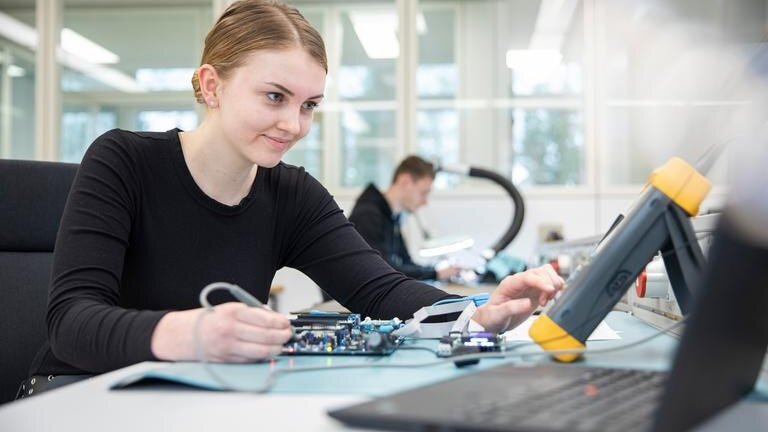 Elektro- und Informationstechnik Studentin lernt beim praktischen Arbeiten